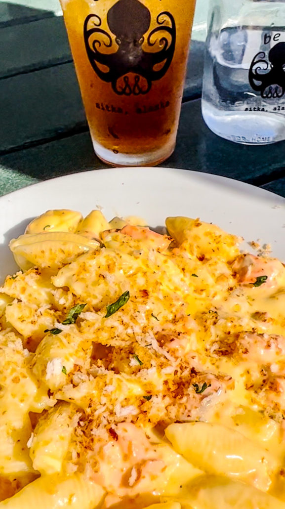 Fresh Alaskan salmon in mac’n’cheese